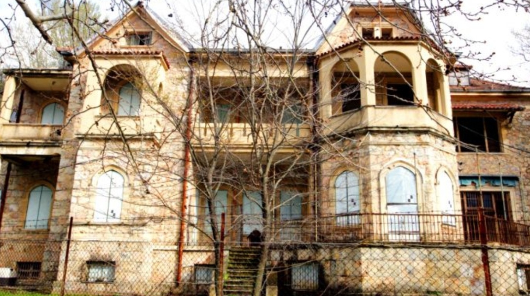 Το ανάκτορο στο πρώην βασιλικό κτήμα Τατοΐου