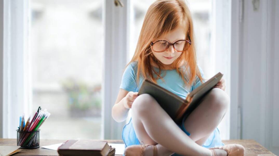 Μικρό κορίτσι διαβάζει βιβλία