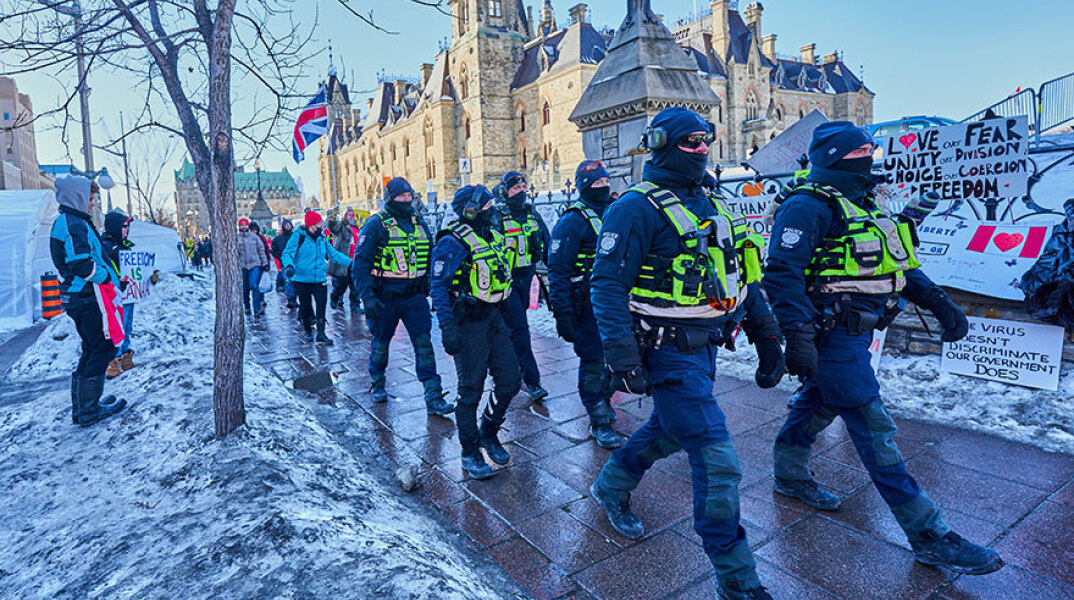 Αστυνομικοί στην Οτάβα του Καναδά σε περιπολία, ενώ συνεχίζονται οι διαδηλώσεις από τους φορτηγατζήδες