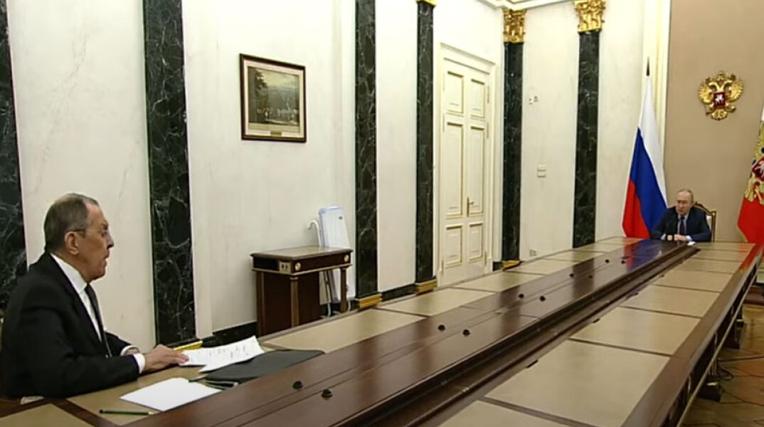 Σεργκέι Λαβρόφ και Βλαντίμιρ Πούτιν στο ίδιο τραπέζι με μεγάλη απόσταση ασφαλείας για τον κορωνοϊό