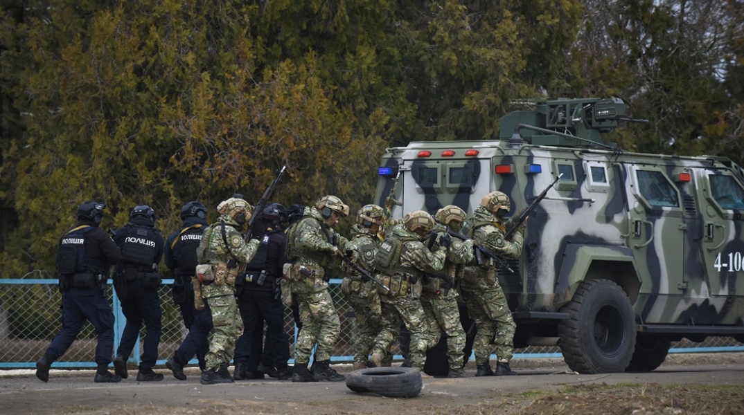 Ουκρανοί αστυνομικοί και στρατιωτικοί κάνουν άσκηση κοντά στο χωριό Kalanchak