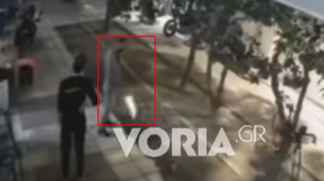 Ο 41χρονος στη Θεσσαλονίκη πυροβολεί έξω από κατάστημα εστίασης δίπλα από τους διανομείς