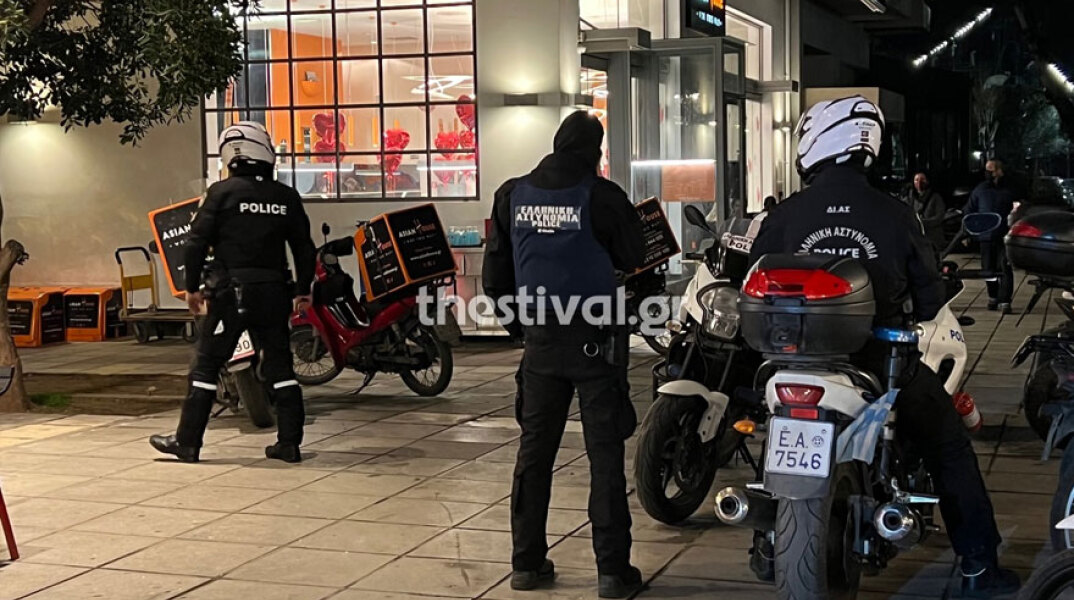 Αστυνομικοί έξω από το κατάστημα εστίασης στη Θεσσαλονίκη όπου έπεσαν οι πυροβολισμοί