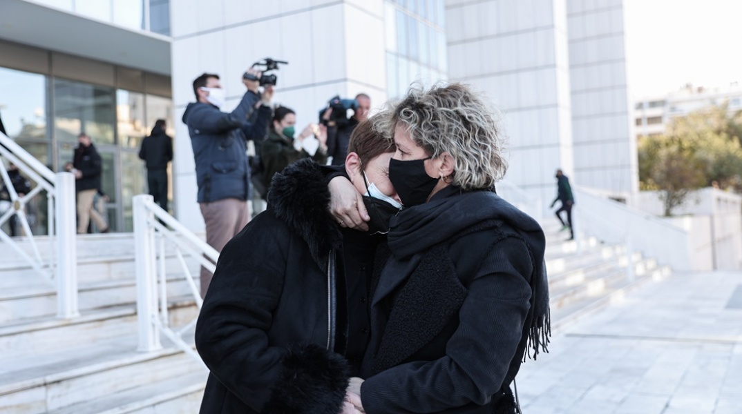 Η μητέρα της δολοφονημένης Ελένης Τοπαλούδη, κ. Κούλα, πέφτει στην αγκαλιά της μητέρας της Γαρυφαλλιάς που δολοφονήθηκε στη Φολέγανδρο
