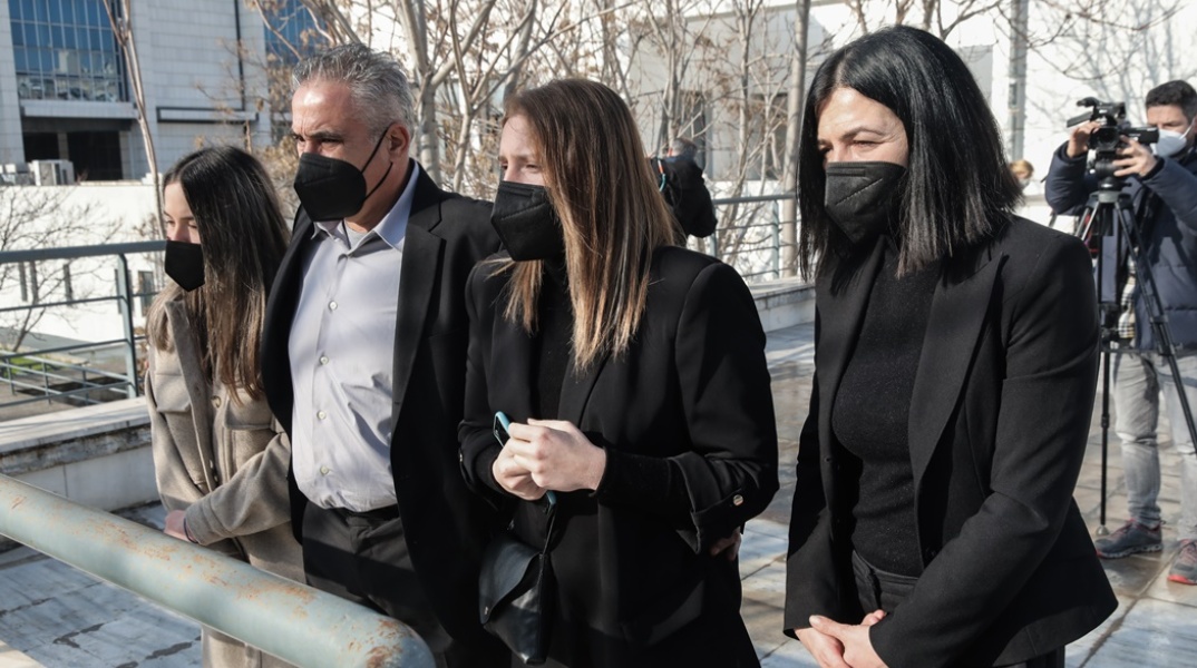 Στιγμιότυπο από την άφιξη της οικογένειας της 22χρονης που κατήγγειλε τον προπονητή ιστιοπλοΐας για βιασμό