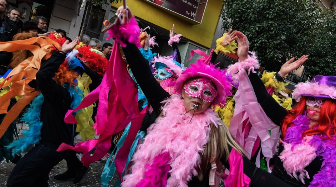 Απόκριες: Γυναίκα με στολή σε καρναβάλι προηγούμενων χρόνων