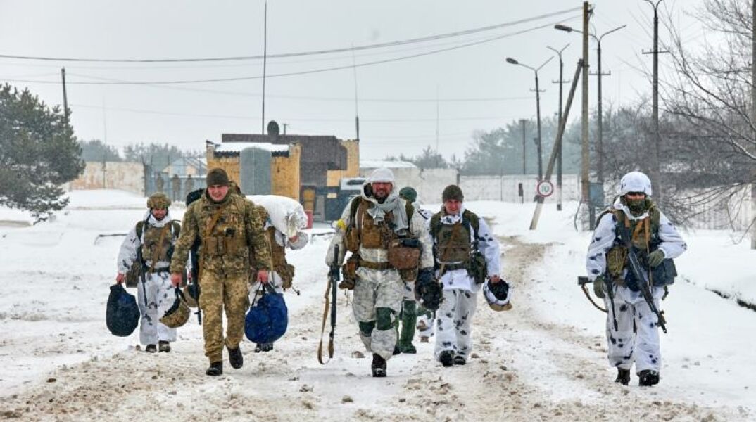 Στρατιώτες ετοιμάζονται για άσκηση