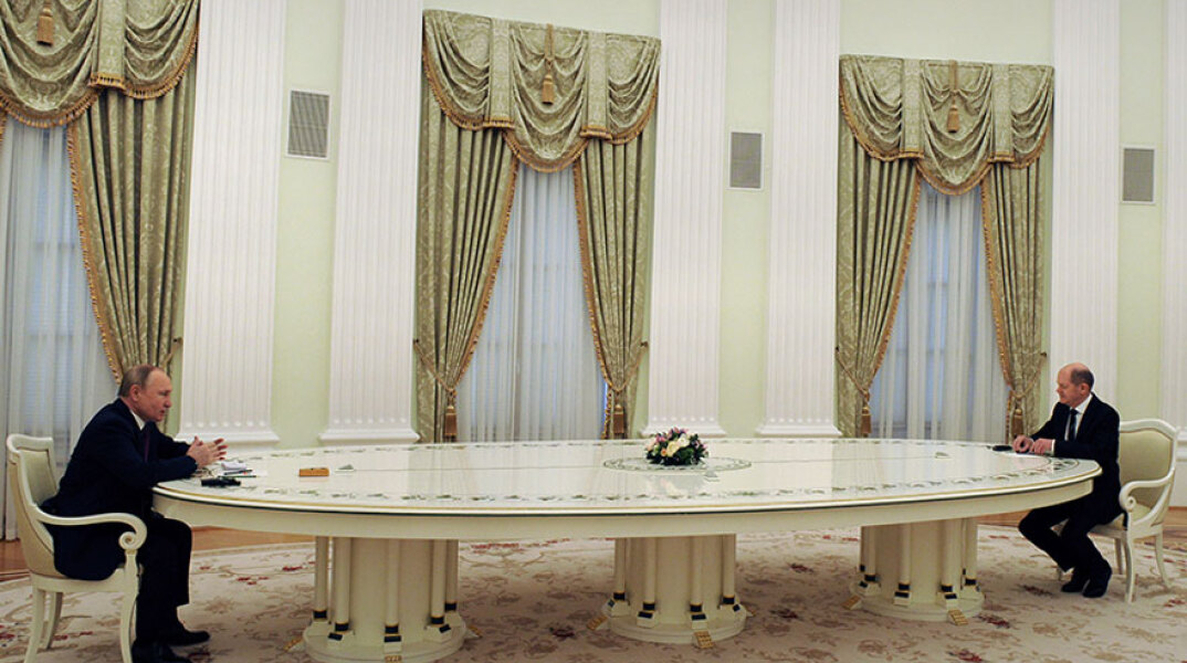Ο Πούτιν συναντά τον Όλαφ Σολτς στο μακρύ τραπέζι που είχε χρησιμοποιήσει και για τον Μακρόν