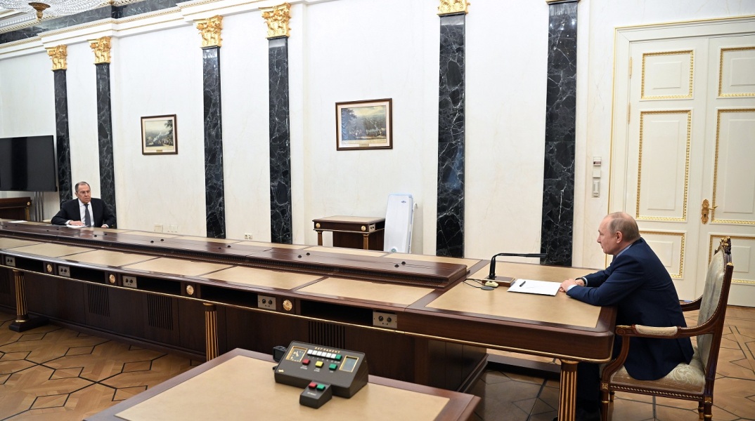 Σεργκέι Λαβρόφ και Βλάντιμιρ Πούτιν συζητούν σε αίθουσα στο Κρεμλίνο