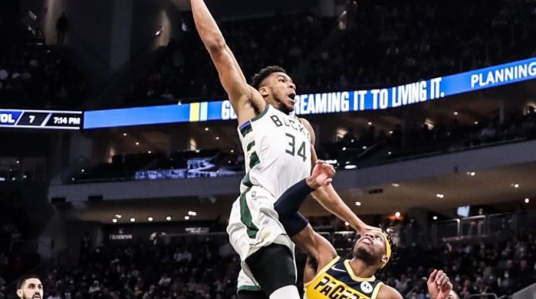 Ο Γιάννης Αντετοκούνμπο στη νίκη επί των Πέισερς