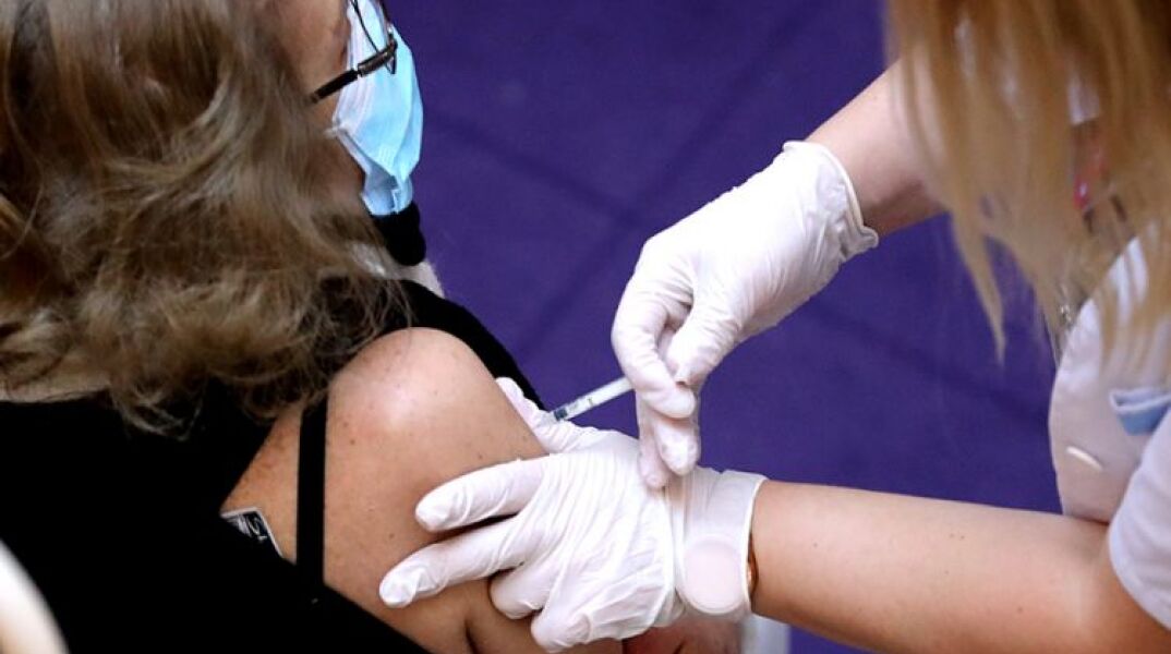 Κορωνοϊός: Η ανάλυστη Μόσιαλου για εμβολιασμό και Long Covid