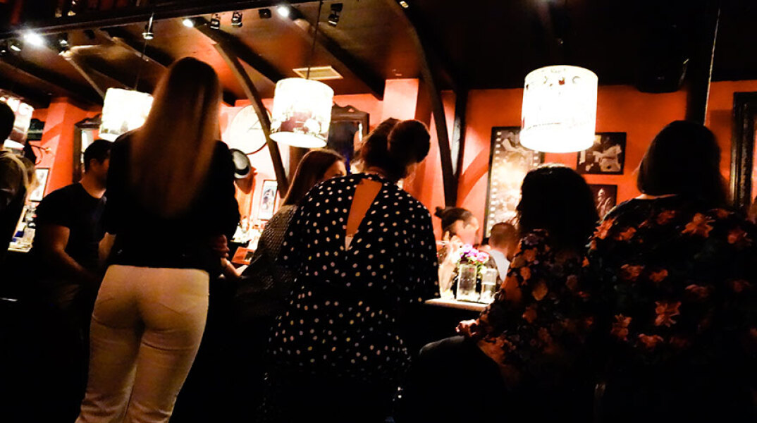 Επιστρέφουν οι όρθιοι σε εστίαση και διασκέδαση