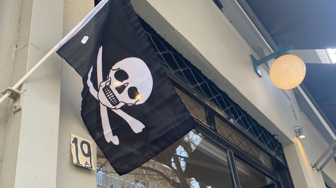 Πειρατική σημαία σε ψιλικατζίδικο στο Μετς