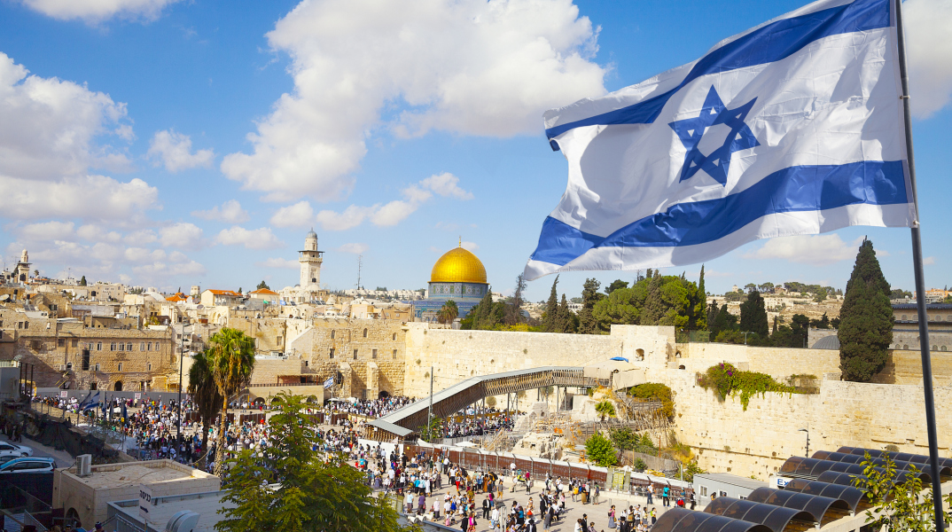 Η σημαία του Ισραήλ στο δυτικό τοίχος της Ιερουσαλήμ