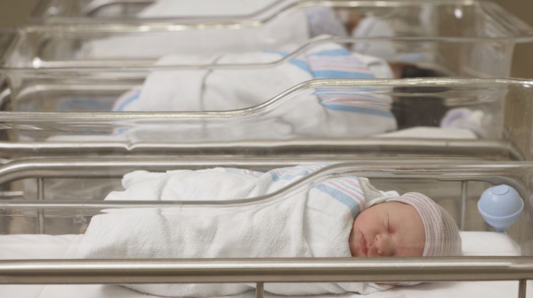 Νεογέννητα μωρά στο μαιευτήριο