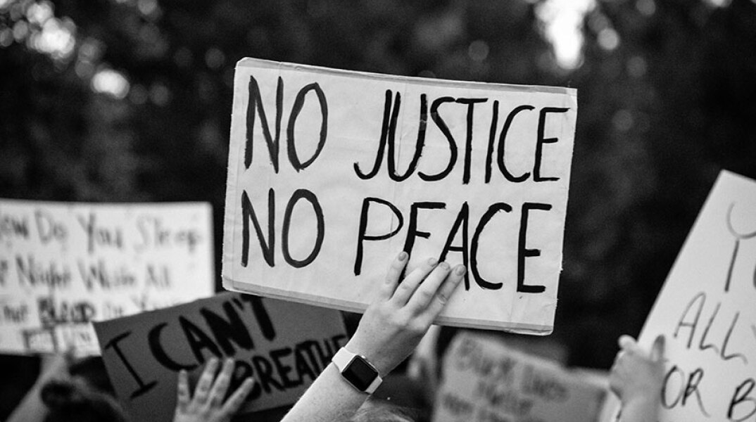 Πλακάτ με τη φράση «no justice no peace»