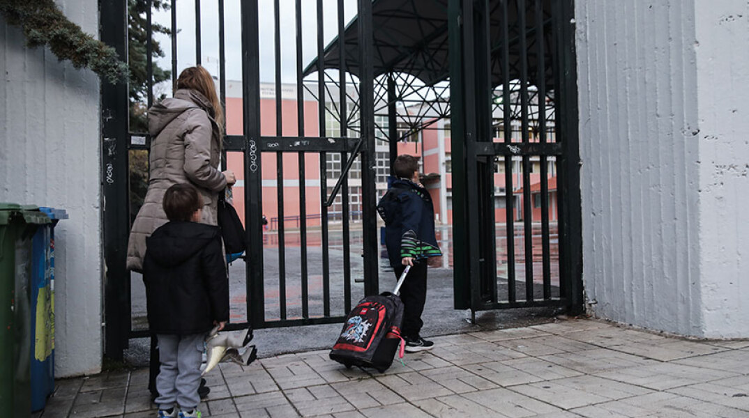Ξεπέρασαν τις 40.000 τα κρούσματα κορωνοϊού σε παιδιά σε μια εβδομάδα, σύμφωνα με τον ΕΟΔΥ