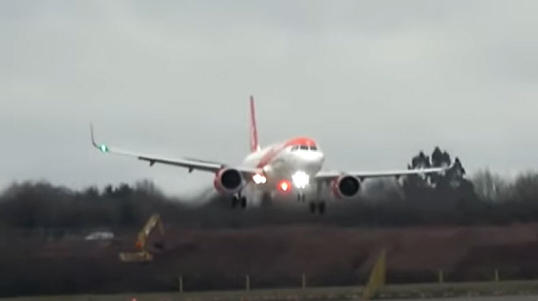 Η κακοκαιρία «Ντάντλεϊ» πήρε και... σήκωσε αεροπλάνο στο Μπέρμιγχαμ