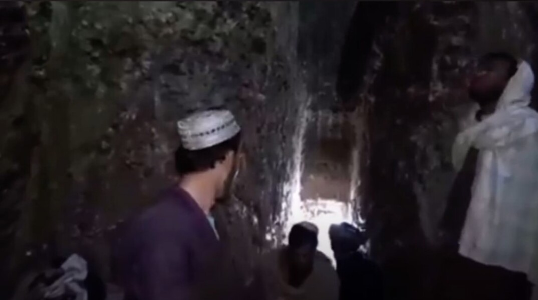 Το σημείο όπου οι διασώστες επιχειρούν για τον απεγκλωβισμό του 9χρονου στο Αφγανιστάν