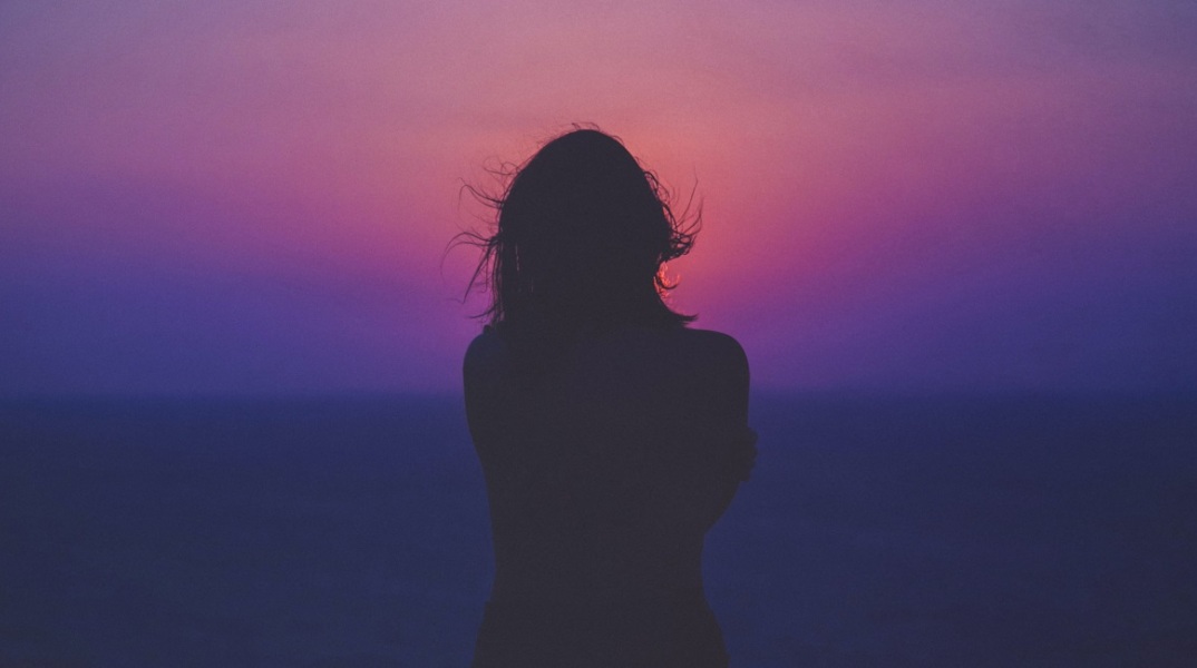 Η σιλουέτα μιας κοπέλας. 