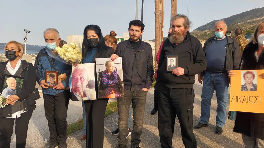 Συγγενείς ηλικιωμένων που πέθαναν κατά την παραμονή τους στο γηροκομείο στα Χανιά πραγματοποιούν διαμαρτυρία έξω από τη δομή - Κρατούν φωτογραφίες και λουλούδια στη μνήμη τους