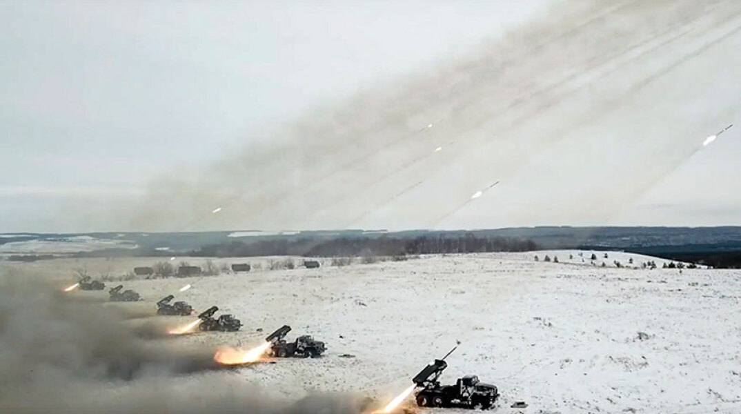 Στρατιωτική άσκηση με βομβαρδισμό στόχων από τον ρωσικό στρατό