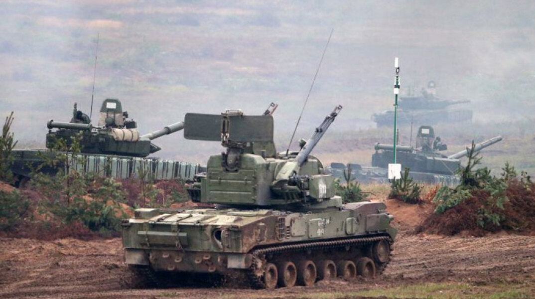 Ρωσικά τεθωρακισμένα σε στρατιωτική άσκηση στα σύνορα με την Ουκρανία