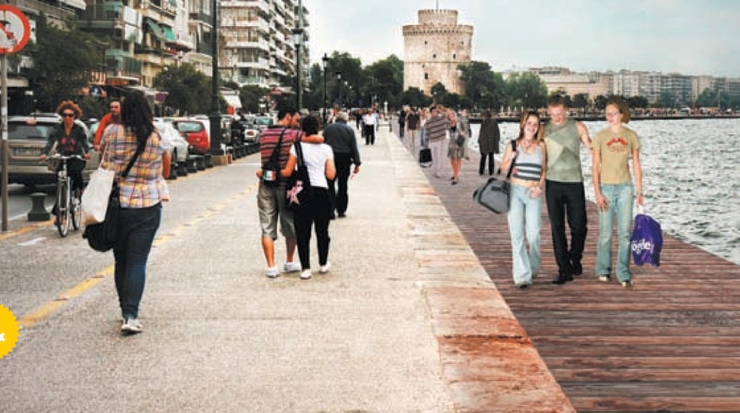 Άνθρωποι που περπατούν στην παραλία της Θεσσαλονίκης