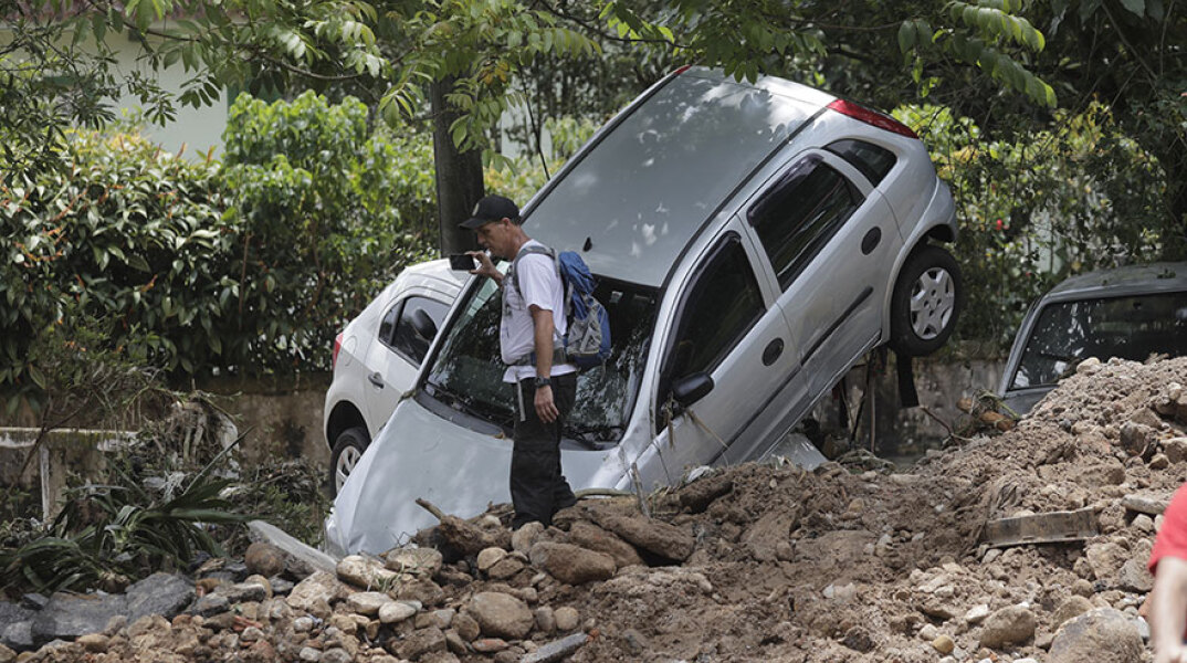 Στη Βραζιλία αυτοκίνητο παρασύρθηκε από χείμαρρο στην πόλη Πετρόπολις