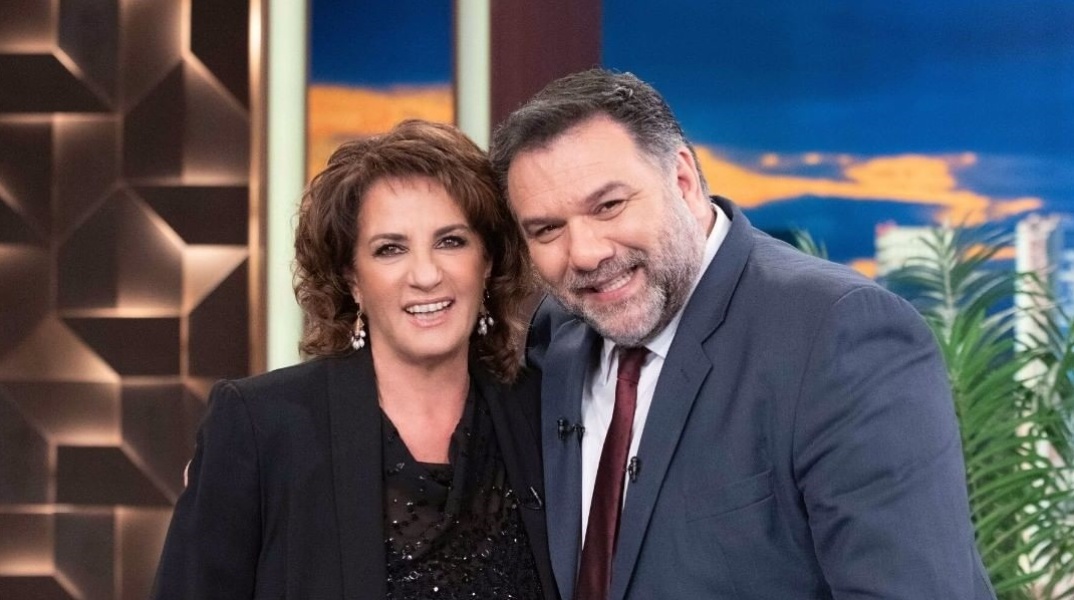 Η Χριστίνα Σούζη με τον Γρηγόρη Αρναούτογλου στο περιθώριο της συνέντευξης για το The 2night Show