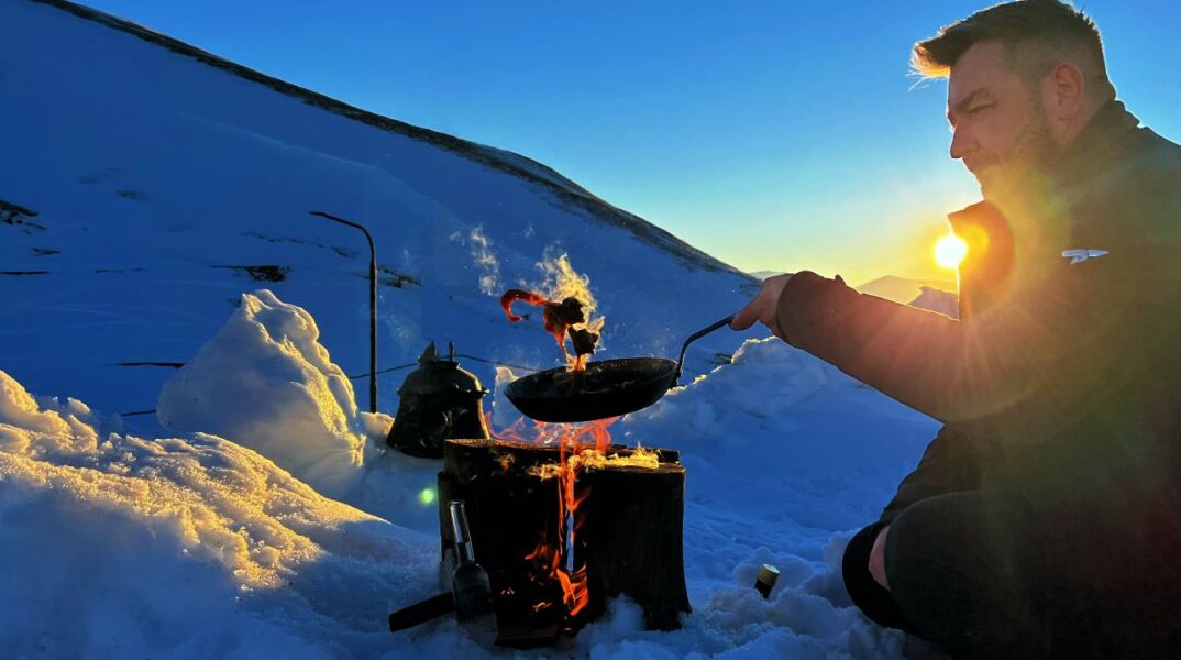 Μαγειρεύοντας στο χιόνι το βλάχικο τυρί Κασκαβάλ
