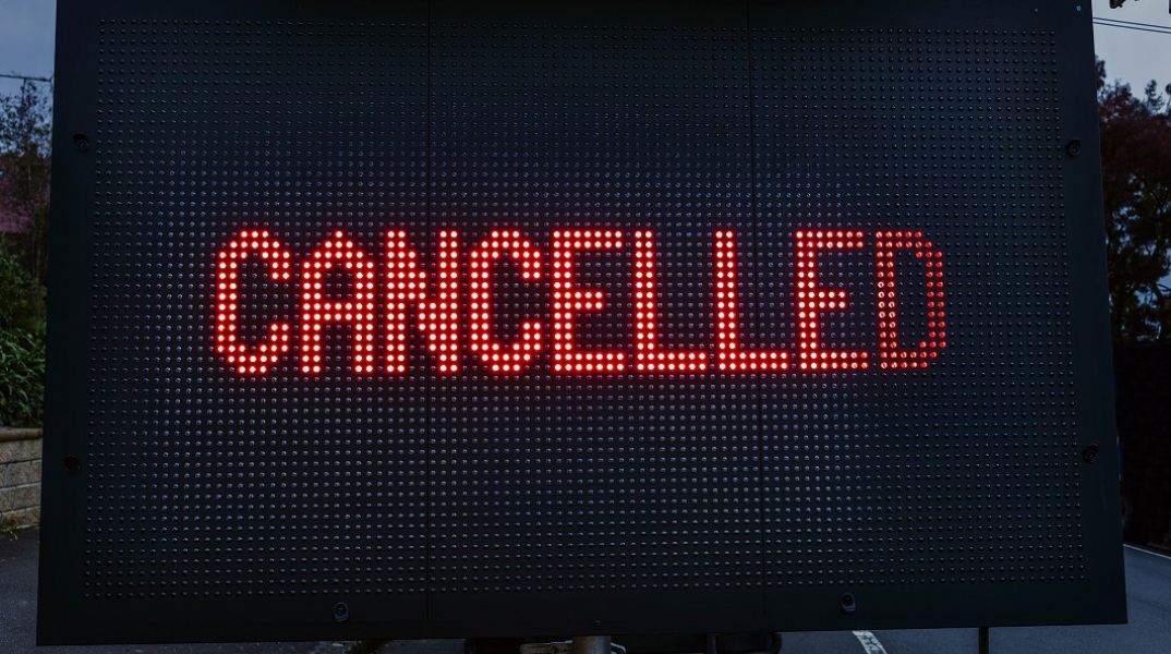 Ηλεκτρονική πινακίδα στην οποία αναγράφεται η λέξη canceled