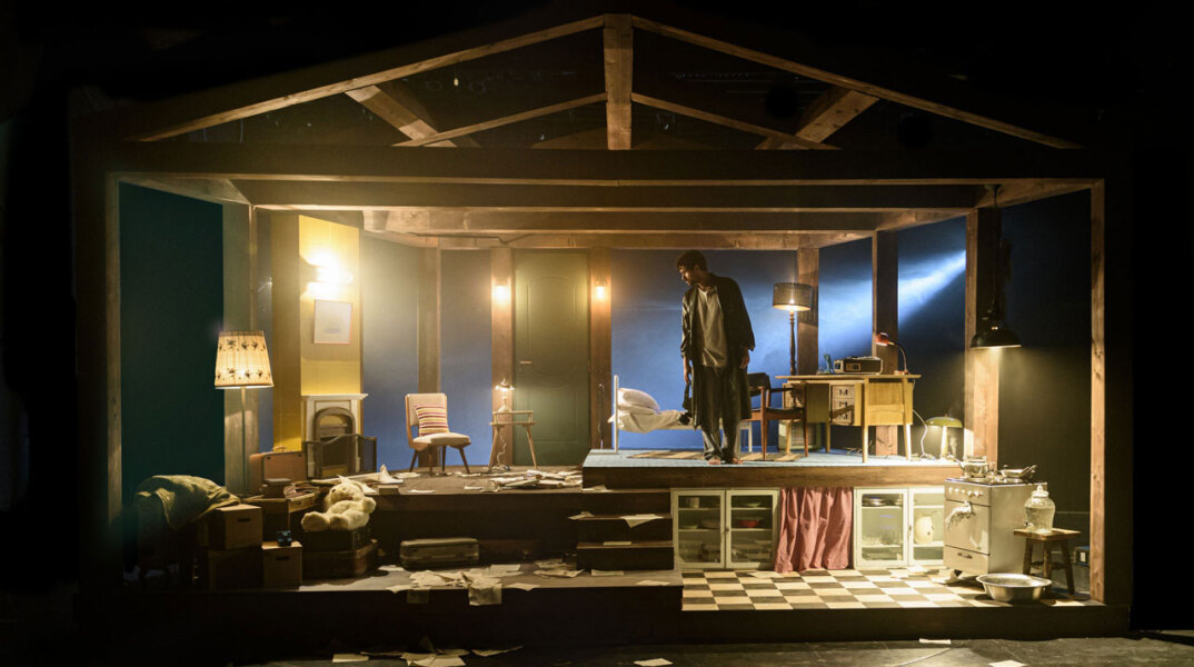 Ο Ορφέας Αυγουστίδης στην θεατρική παράσταση «Η μηχανή του Τούρινγκ»