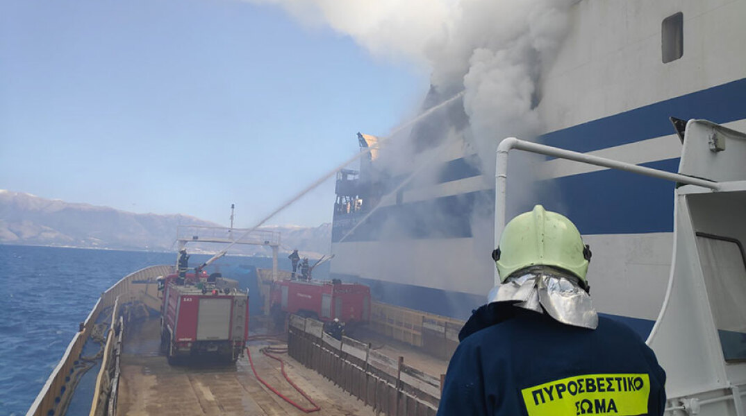 Η φωτιά στο Euroferry Olympic σε εξέλιξη, με πυροσβέστες στην Κέρκυρα να ρίχνουν νερό