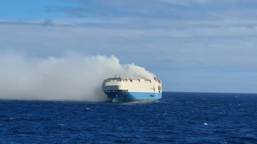 Πορτογαλία: Πυρκαγιά σε πλοίο που μεταφέρει χιλιάδες πολυτελή οχήματα – Υπό έλεγχο η φωτιά (video)