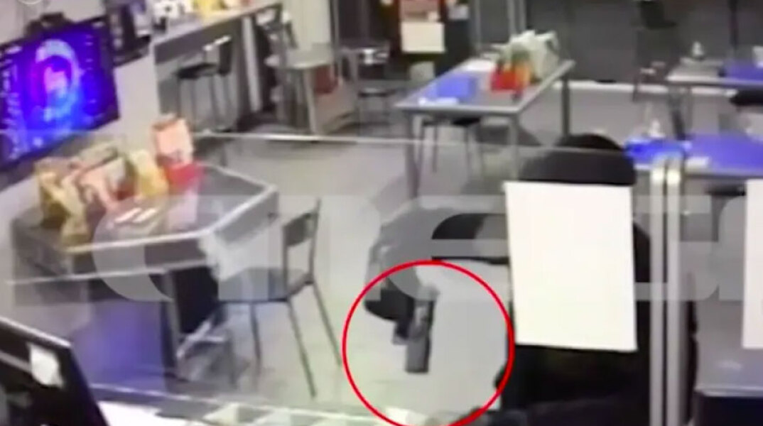 Με το όπλο στο χέρι ο ληστής στο πρακτορείο ΟΠΑΠ στη Γλυφάδα