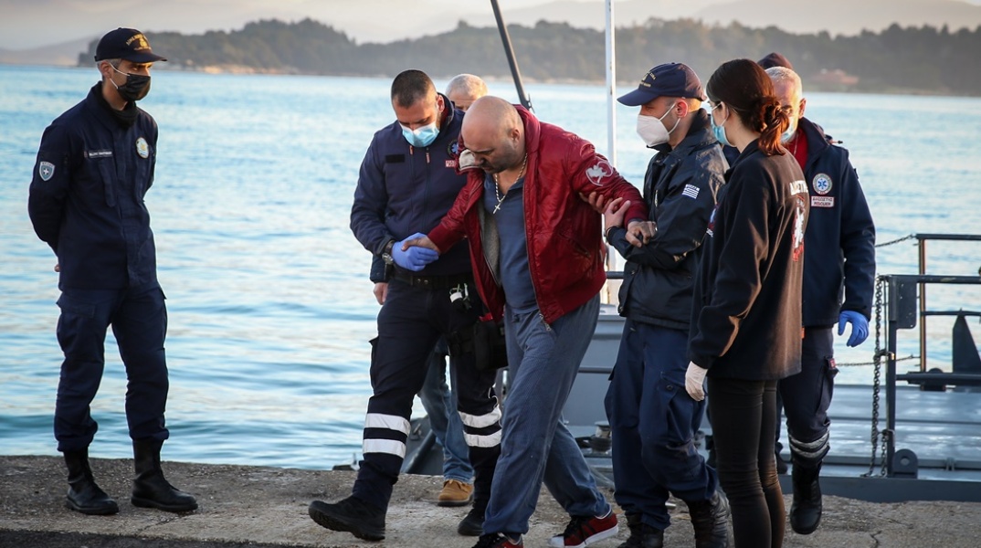 Επιβάτης του πλοίου Euroferry Olympia φτάνει στο λιμάνι της Κέρκυρας όπου θα το παρασχεθούν οι πρώτες βοήθειες - Υποβασταζόμενος από στελέχη του Λιμενικού