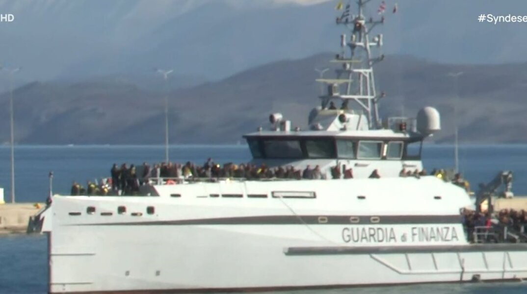 Το πλοίο που μεταφέρει τους επιβάτες φτάνει στο λιμάνι της Κέρκυρας