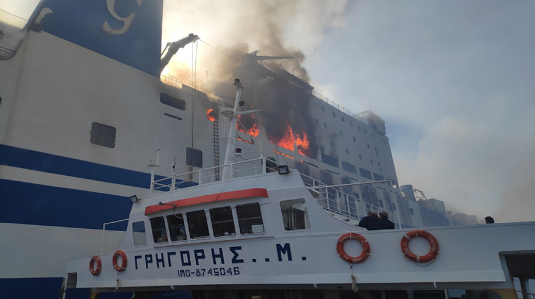 Φωτογραφία από την Πυροσβεστική Υπηρεσία από την προσπάθεια κατάσβεσης της πυρκαγιάς στο πλοίο «EUROFERRY OLYMPIA»