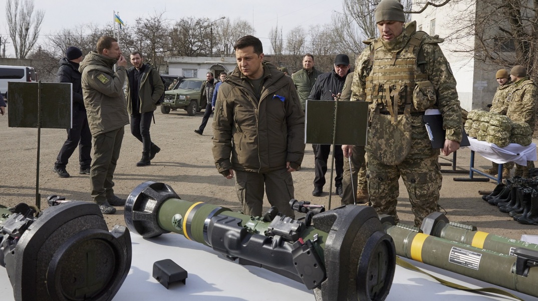 Ο πρόεδρος της Ουκρανίας Volodymyr Zelensky κατά τη διάρκεια επίσκεψης κοντά στην πόλη Ντόνετσκ που ελέγχεται από φιλορώσους μαχητές