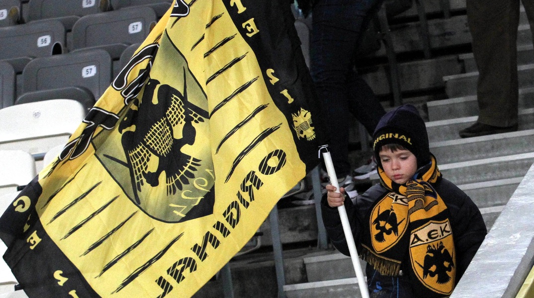 ΠΑΕ ΑΕΚ: Επίθεση με μαχαίρι σε νεαρό ποδοσφαιριστή της Κ15 από οπαδό αντίπαλης ομάδας καταγγέλλει ο σύλλογος.