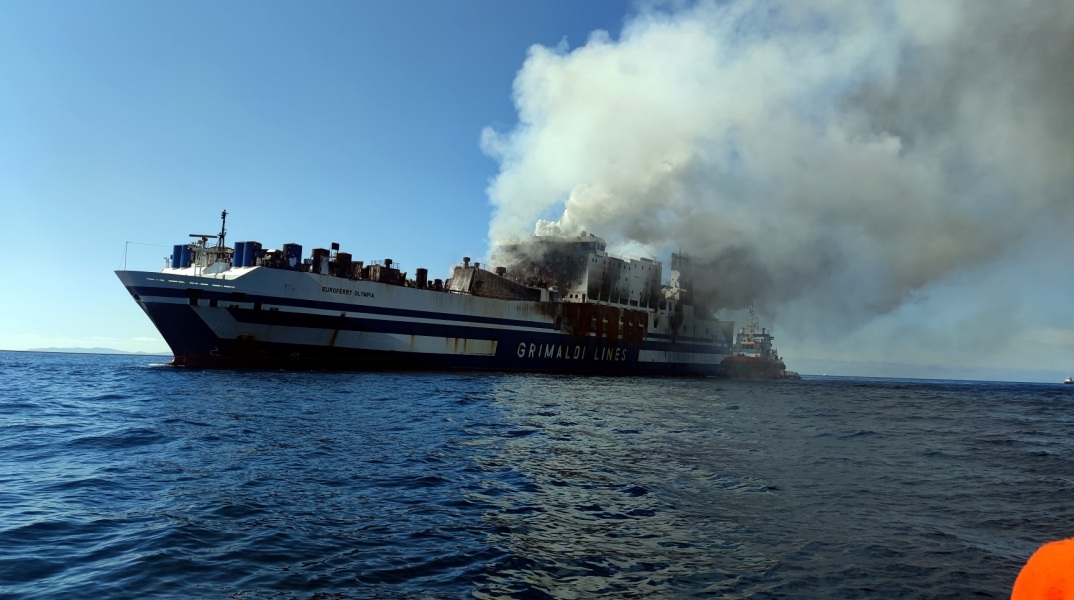 Πυρκαγιά στο Euroferry Olympia: Συνεχίζεται η επιχείρηση πυρόσβεσης - Εντοπίστηκε ζωντανός επιβάτης εντός του πλοίου.