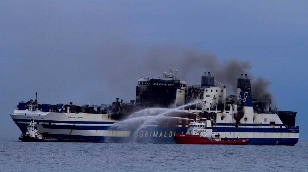 Euroferry Olympia: Βρέθηκε νεκρός από τις σωστικές ομάδες ένας από τους αγνοούμενους του πλοίου που συνεχίζει να φλέγεται - Η ανακοίνωση της Πυροσβεστικής. 