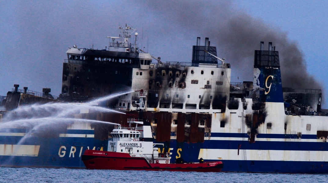 Φωτιά στο πλοίο Euroferry Olympia: Στο λιμάνι της Κέρκυρας βρίσκονται συγγενείς των αγνοουμένων, με την ελπίδα και για άλλους επιζώντες.