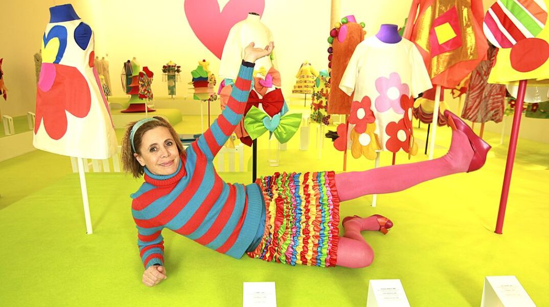 Ágatha Ruiz de la Prada: Η Ισπανίδα σχεδιάστρια μόδας που μεγαλουργεί από τα 80s μέχρι σήμερα με όπλο της το χρώμα και την τρέλα.