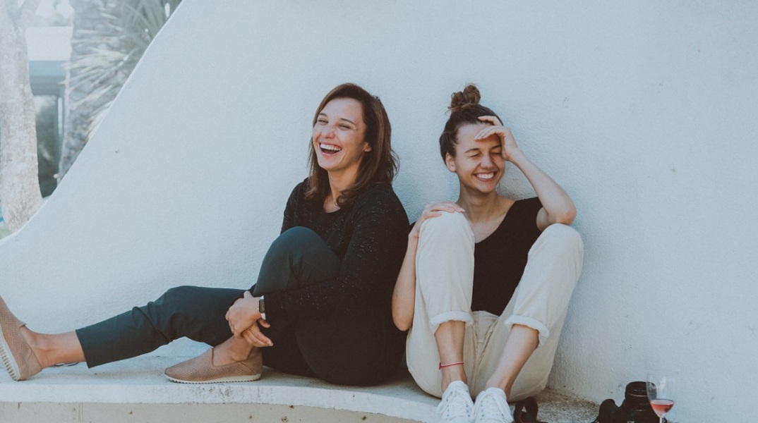 Δυο κορίτσια γελάνε.