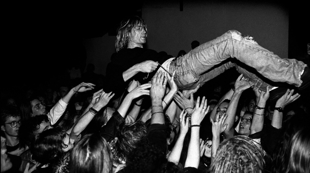 O Kurt Cobain στα χέρια θαυμαστών κατά τη διάρκεια συναυλίας των Nirvana