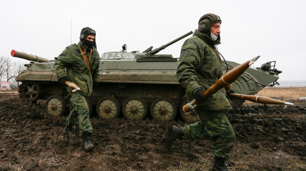 Η Μόσχα επαναλαμβάνει πάντως συνεχώς πως δεν σκοπεύει να επέμβει στρατιωτικά στην Ουκρανία, αφήνοντας ανοικτό όμως το ενδεχόμενο, σε περίπτωση που ο στρατός του Κιέβου εισβάλει στις ρωσόφωνες περιοχές.Το Κρεμλίνο κατηγορεί τη Δύση για έλλειψης συνεργασίας