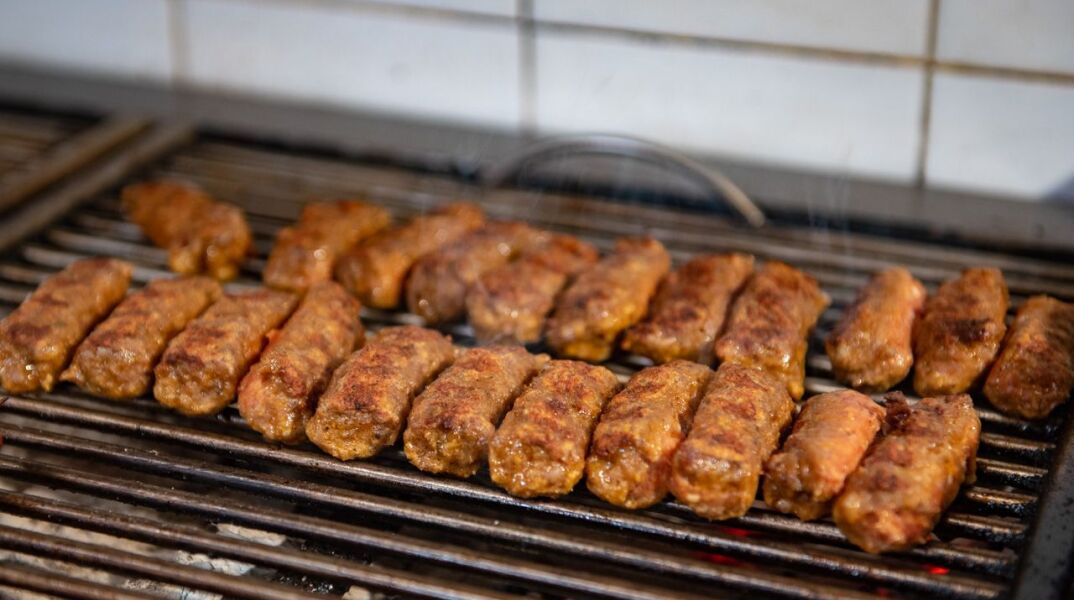 Σουτζουκάκια στα κάρβουνα στη Βόλβη