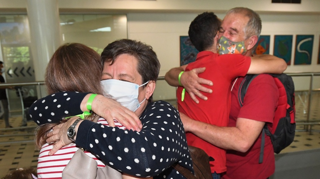 Πολίτες συναντούν και πάλι τις οικογένειες τους στην Αυστραλία- Μετά το άνοιγμα των συνόρων δίνουν την πρώτη αγκαλιά έπειτα από σχεδόν δύο χρόνια